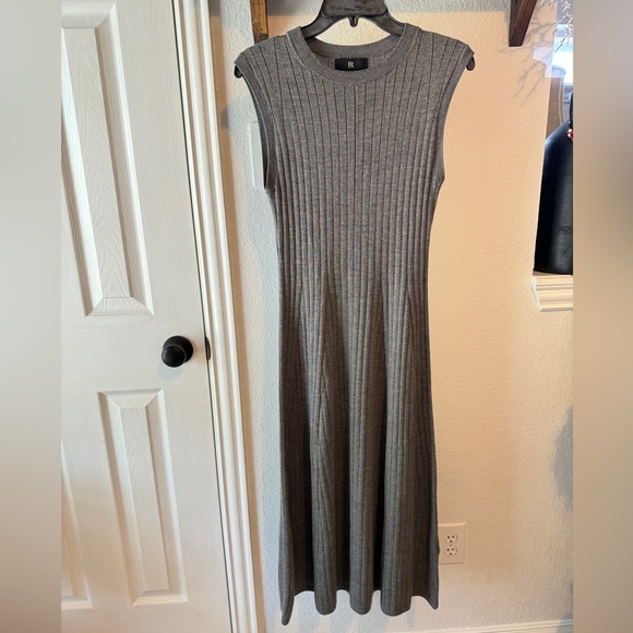BANANA REPUBLIC Andiamo
Dress~ 100% Fine Merino Wool~ Ribbed Midi Knit Size S - Picture 3 of 9